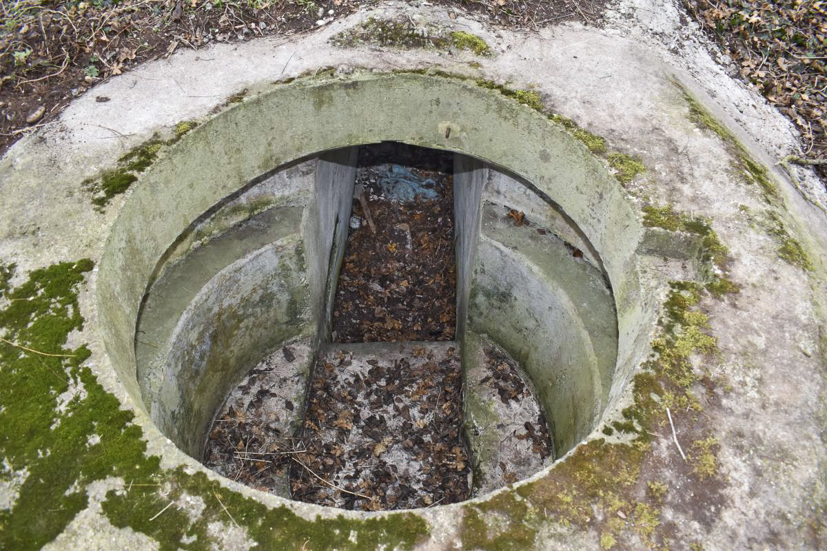 Ligne Maginot - PAVILLON DE CHASSE 3 - (Cuve pour arme d'infanterie) -  La cuve et le couloir d'accès.