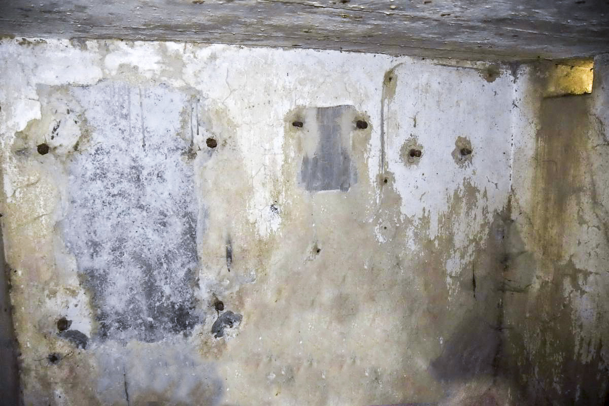 Ligne Maginot - D5 - (Chambre de coupure) - Vue du mur où étaient fixés le boitier répartiteur et le boitier de protection pour les départs extérieurs.