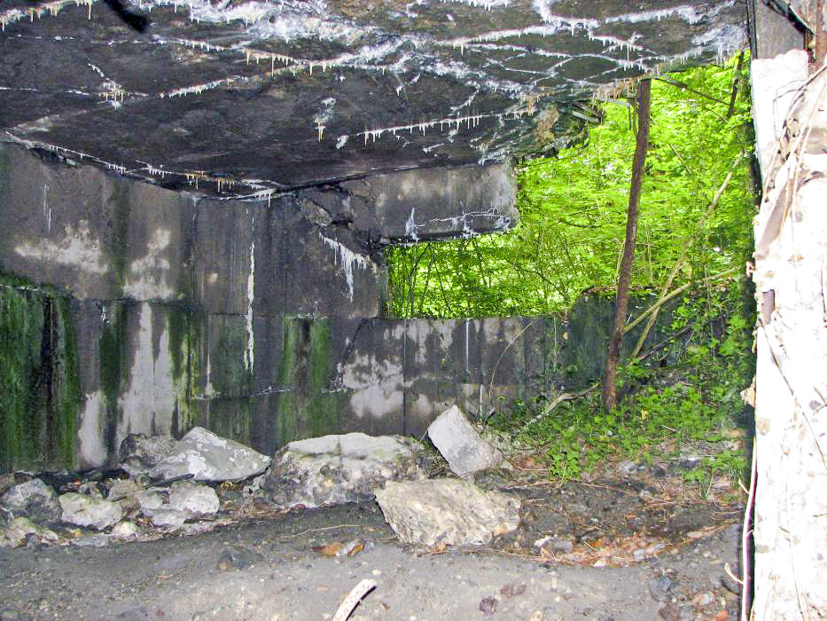 Ligne Maginot - PA CARREFOUR 222.2 OUEST - (Blockhaus pour canon) - Vue vers l'avant. 
Le créneau pour le canon est partiellement en place. Le reste de la façade est explosé.