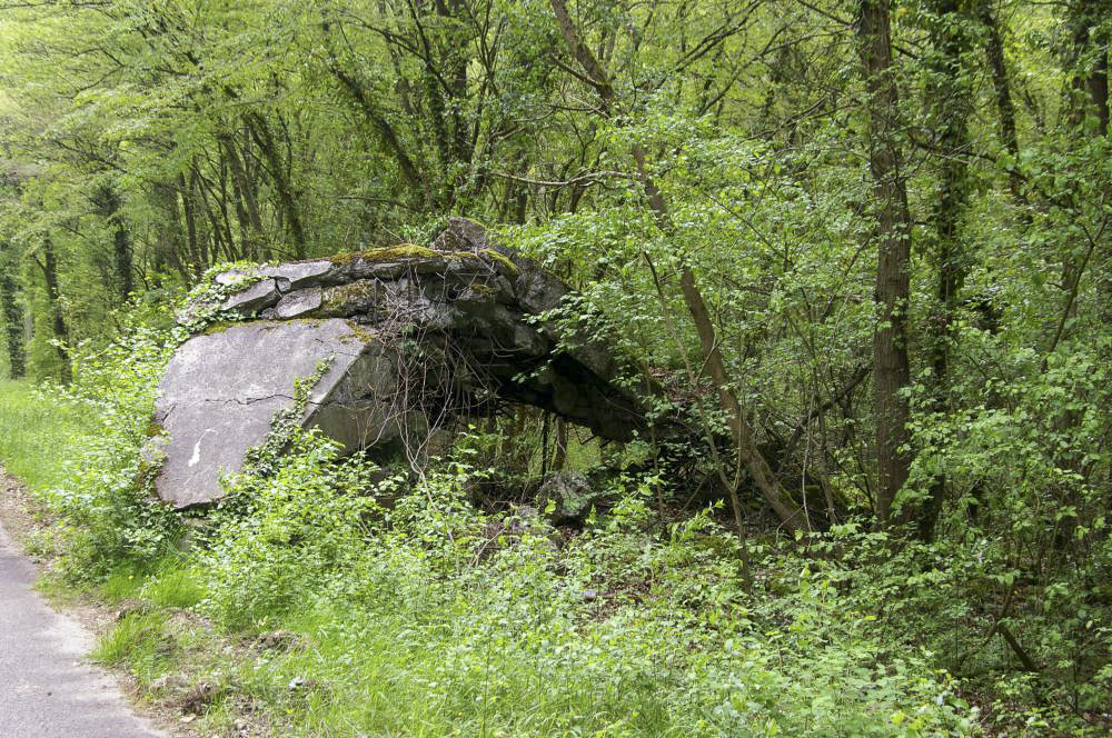 Ligne Maginot - ZIMMERPLAN - (Blockhaus de type indéterminé) - Abri détruit, mais le créneau de tir protégeant le chemin forestier venant du pont du Bouc vers la Grunhütte est encore visible.