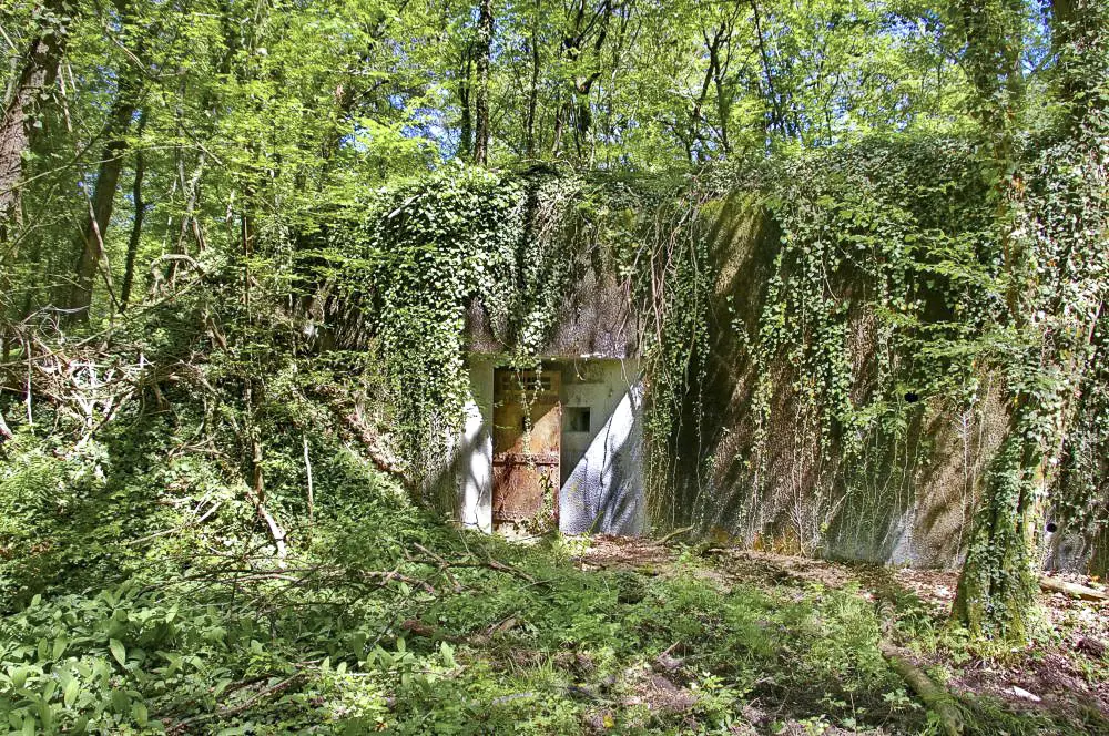 Ligne Maginot - SCHLIERBACH (10° RIF - PC DE GUERRE) - (PC de Sous-Secteur) - Entrée Nord
L'abri PC comporte deux entrées sur la face ouest du bâtiment. Une située au sud et la seconde au nord.