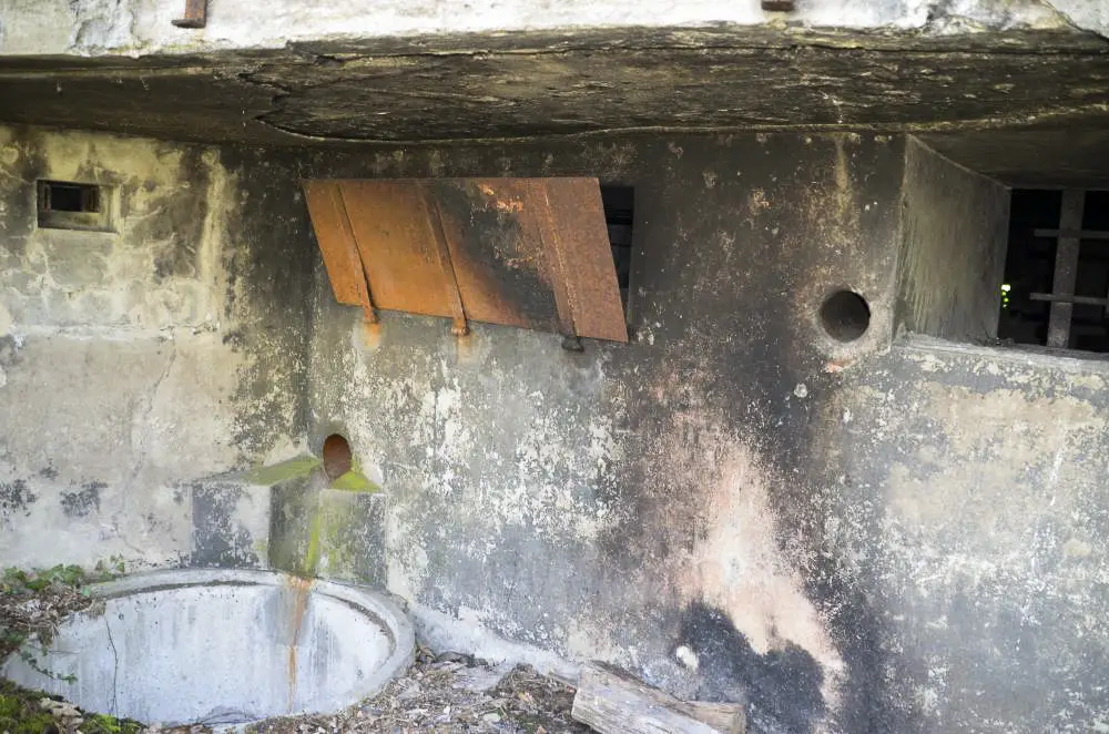 Ligne Maginot - 89 - TAPFELBAUM - (Casemate d'infanterie - Double) - Créneau de tir Nord-est
Fosse à douilles et volet en place