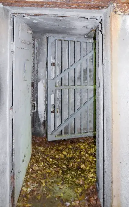 Ligne Maginot - 107 - CESARHOF SUD - (Casemate d'infanterie - Double) - Vue sur la grille d'entrée et la porte blindée depuis l’intérieur