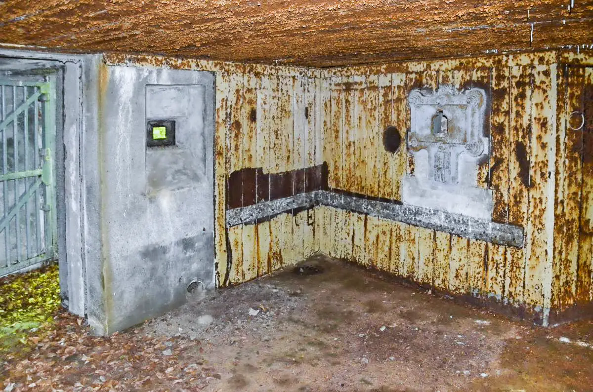 Ligne Maginot - 107 - CESARHOF SUD - (Casemate d'infanterie - Double) - Chambre de tir coté nord.
A gauche le créneau pour FM de l'entrée. A droite le créneau mitrailleuse (absence du bloc de béton pour l’affût. Sous le créneau FM, on distingue le passage des câbles électriques et dans l'angle l'évacuation des eaux.