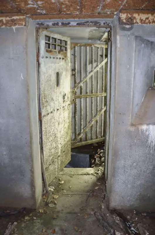 Ligne Maginot - 109 - STRENGWALD SUD - (Casemate d'infanterie - Double) - L'entrée avec la grille et la porte blindée, vue depuis l'intèrieur. Entre les deux la fosse de récupération des toilettes