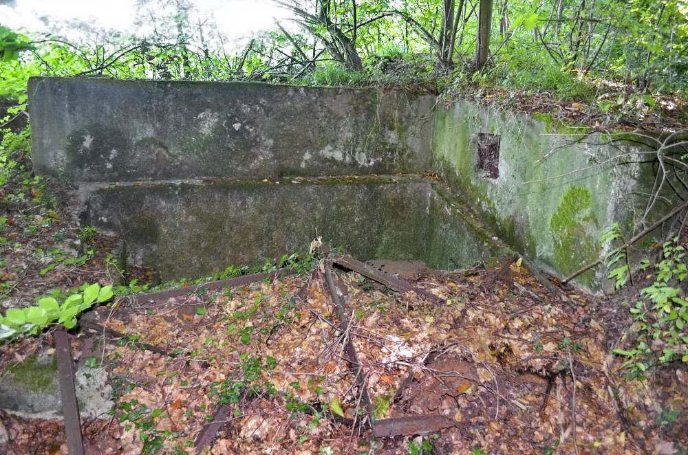 Ligne Maginot - CESARHOF 2 - (Blockhaus pour canon) - Entrée encuvement
Avec au premier plan les restes de la porte métallique de couverture des escaliers