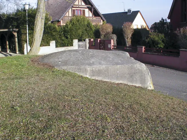 Ligne Maginot - D785 - HELFRANTZKIRCH 2 - (Blockhaus pour canon) - La coupole est remblayée