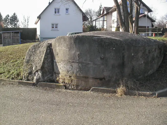 Ligne Maginot - D785 - HELFRANTZKIRCH 2 - (Blockhaus pour canon) - Cette coupole fait partie d'un PA composé de cette coupole et d'un blockhaus MOM situé sur la droite de cette photo derrière la maison blanche au niveau des arbres à l'arrière plan.