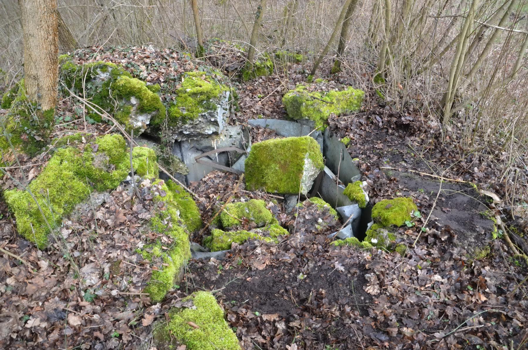 Ligne Maginot - RADBRUNNEN 1 - (Blockhaus pour arme infanterie) - Vue sur la coupole entièrement détruite. 
La CT était faite en partant d'une guerite escargot ex allemande