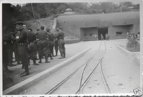 Ligne Maginot - MOLVANGE - A9 - (Ouvrage d'artillerie) - Vue de l'entrée des munitions sans doute prise en juin 1940 après la remise des clés aux Allemands