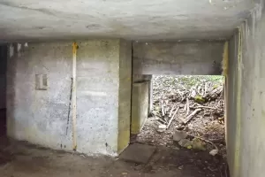 Ligne Maginot - PA DE SIERENTZ OUEST 1 - (Blockhaus pour canon) - Chambre de tir du canon.
Vue sur l'entrée matériel et sur la créneau de défense du couloir.