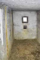 Ligne Maginot - PA DE SIERENTZ OUEST 1 - (Blockhaus pour canon) - Chambre de tir mitrailleuse, avec son créneau et la goulotte d'évacuation des douilles.