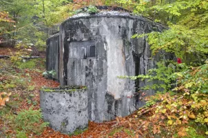 Ligne Maginot - C3 - (Blockhaus pour arme infanterie) - Vue sur le créneau mitrailleuse et la fosse à douilles.