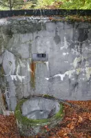 Ligne Maginot - C3 - (Blockhaus pour arme infanterie) - Vue sur le créneau FM et la fosse à douilles.