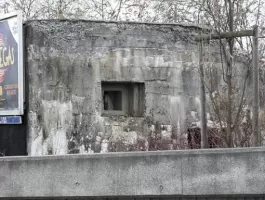 Ligne Maginot - B665 - BARTENHEIM PONT RAIL SUD - (Blockhaus pour arme infanterie) - Facade arrière du blockhaus, avec l'entrée en bas à droite, et le créneau FM de défense des abords. La chambre de tir principale est à l'opposé du bloc.