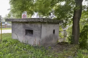 Ligne Maginot - G67 - BARRAGE DE KEMBS 2 - (Blockhaus pour arme infanterie) - Vue sur les créneaux. Celui de gauche donnant sur l'île du Rhin et celui de droite sur le canal de fuite des écluses