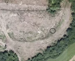 Ligne Maginot - B10 - BOIS d'OYE Sud - (Blockhaus pour arme infanterie) - Le blockhaus vu par Google Earth avant le nivellement de la zone lors des travaux du TGV. A noter, les vestiges et la trace du retranchement d'infanterie de l'époque Séré de Rivières.