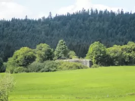 Ligne Maginot - B42 - REMORAY OUEST - (Casemate d'infanterie - Double) - Blockhaus situé dans son environnement.