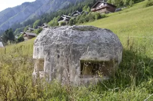 Ligne Maginot - A2 - CHAPELLE D'ABONDANCE 2 - HS144 - (Blockhaus pour arme infanterie) - Vue extérieure sur les deux créneaux de tir