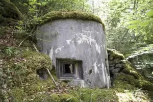 Ligne Maginot - ESSERTS (P1) - (Blockhaus pour arme infanterie) - Vue coté embrasure