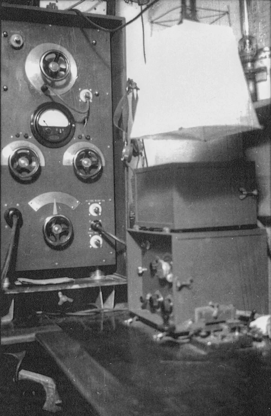 Ligne Maginot - ASCHBACH EST - O2 - (Casemate d'infanterie - Double) - Le meuble d'accord d'antenne du poste radio ER 250 F et le poste récepteur type F équipant la casemate