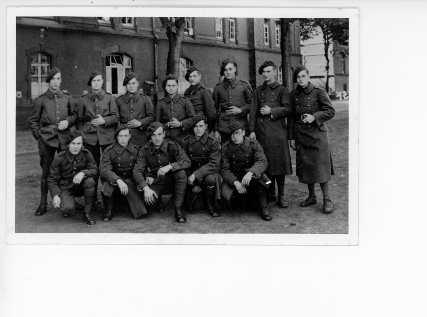 Ligne Maginot - QUARTIER AIME - (Camp de sureté) - Hommes du 23° RIF
Au centre, le caporal Bégeard