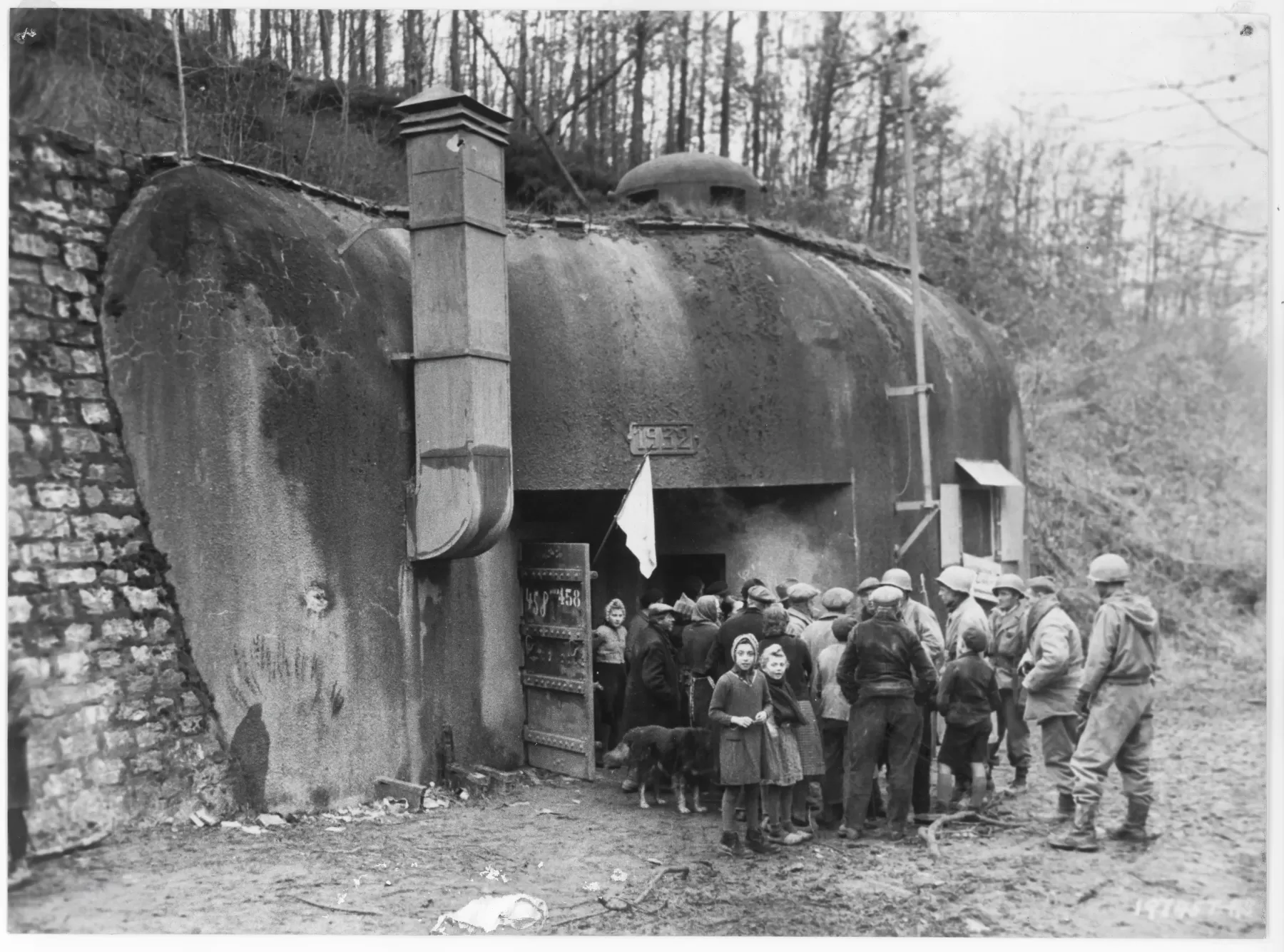 Ligne Maginot - FROHMUHL (PC DU QUARTIER KAPELLENHOF - II/153° RIF) - (Abri) - L'abri en 1945 lors de la libération du secteur par les alliés. Il était utilisé par la population locale qui s'y était réfugiée pour fuir les combats.