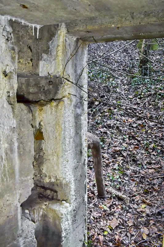 Ligne Maginot - PA DE SIERENTZ OUEST 1 - (Blockhaus pour canon) - Entré des hommes et les réservations pour la porte ou grille d'accès.