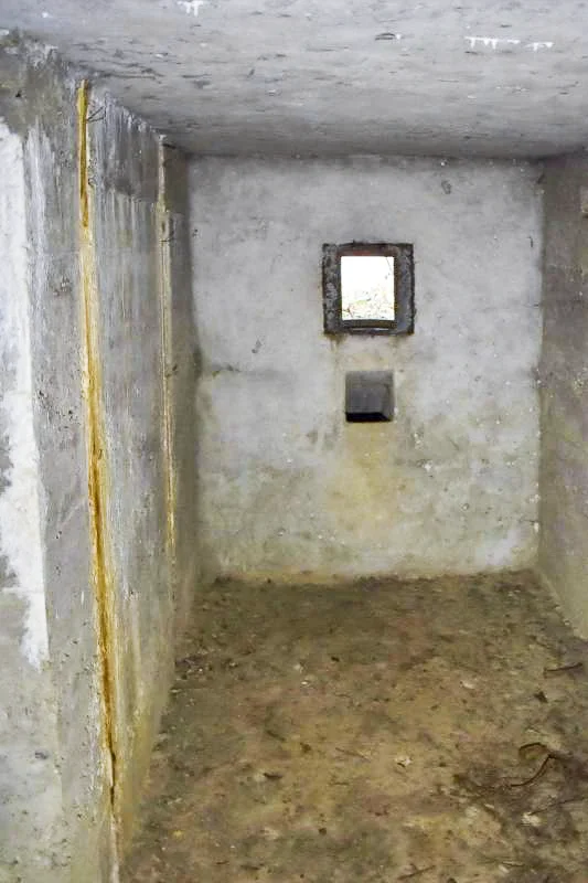 Ligne Maginot - PA DE SIERENTZ OUEST 1 - (Blockhaus pour canon) - Chambre de tir mitrailleuse, avec son créneau et la goulotte d'évacuation des douilles.