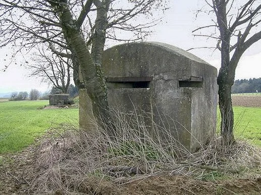 Ligne Maginot - TROIS-MAISONS NORD 2 - (Observatoire d'infanterie) - En arrière plan, vue sur la cloche d'observation de l'ouvrage Nord.