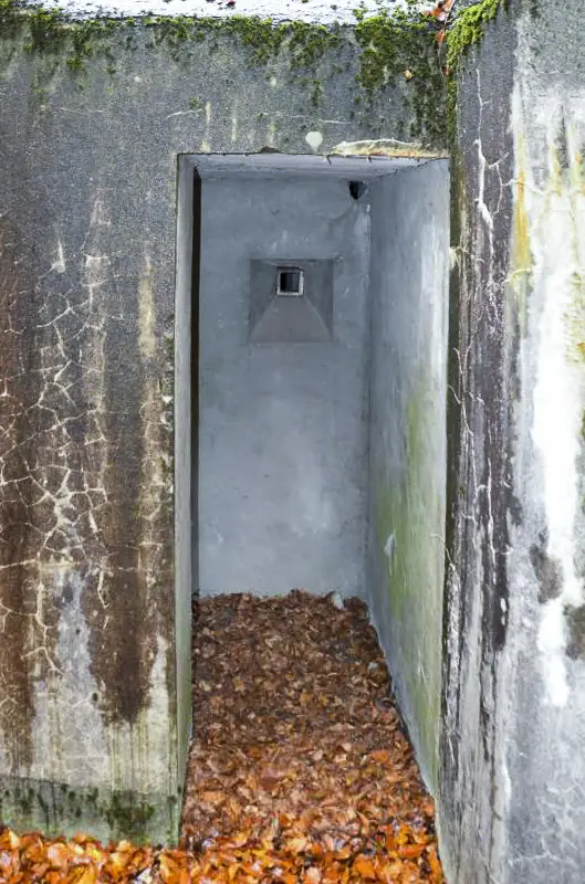 Ligne Maginot - C3 - (Blockhaus pour arme infanterie) - Entrée, avec le créneau de tir pour sa défense