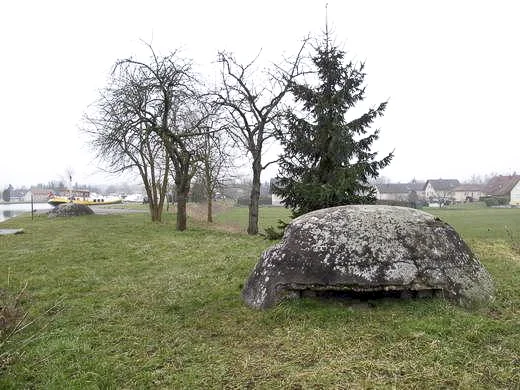 Ligne Maginot - Cet élément est lié à : DANNEMARIE 1 - (Blockhaus pour arme infanterie) - On aperçoit DANNEMARIE 2 juste derrière.