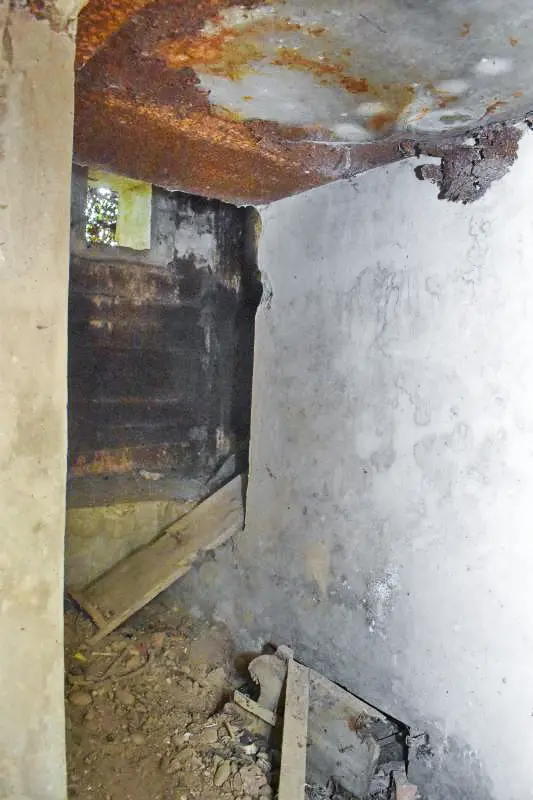 Ligne Maginot - B661 - BARTENHEIM NORD OUEST - (Blockhaus pour arme infanterie) - Chambre de tir FM/fusil et au sol l'issue de secours