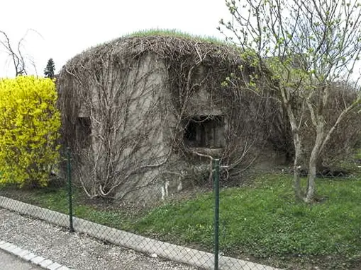 Ligne Maginot - B662 - BARTENHEIM NORD EST - (Blockhaus pour arme infanterie) - Les deux créneaux FM de défense des abords
À droite: frontal, à gauche, en flanquement arrière