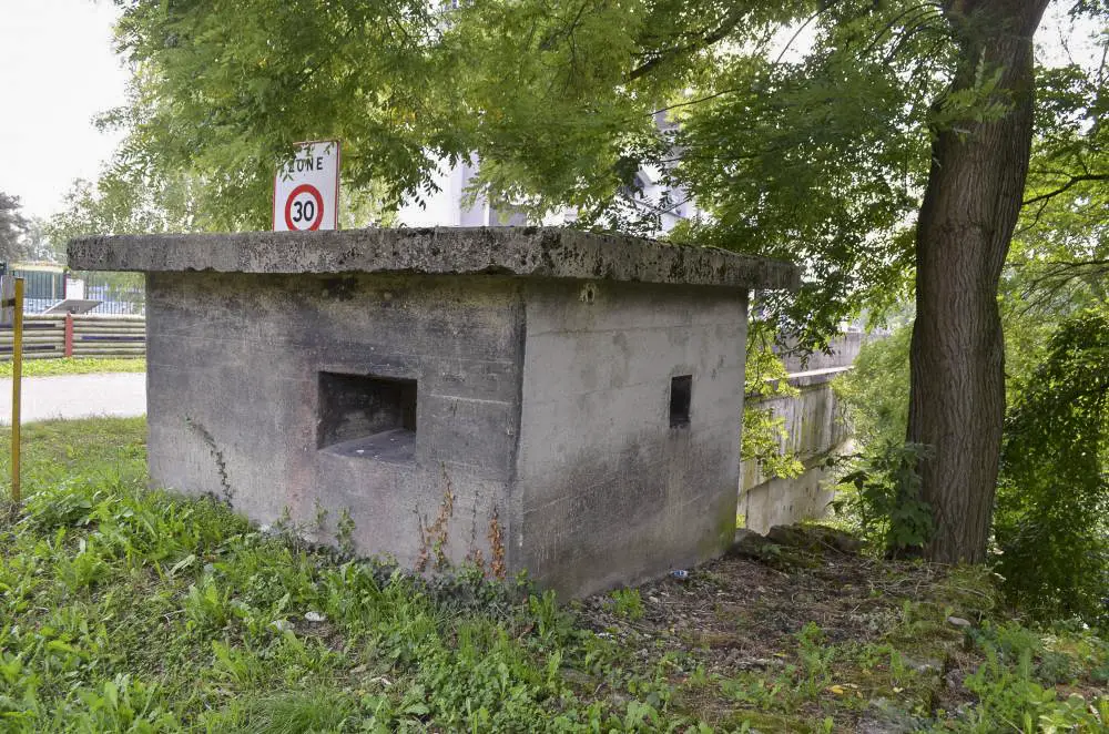 Ligne Maginot - G67 - BARRAGE DE KEMBS 2 - (Blockhaus pour arme infanterie) - Vue sur les créneaux. Celui de gauche donnant sur l'île du Rhin et celui de droite sur le canal de fuite des écluses