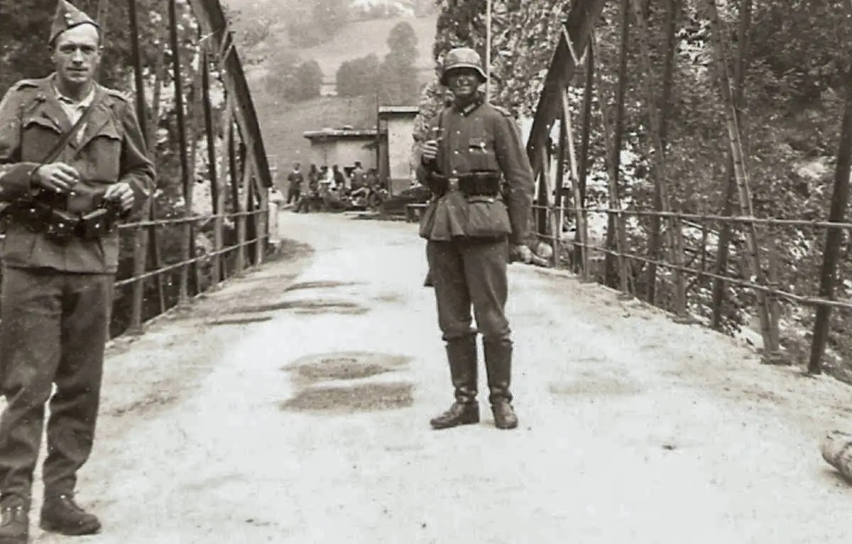 Ligne Maginot - PONT DE BIAUFOND - (Blockhaus pour arme infanterie) - Le blockhaus est au fond en arrière plan