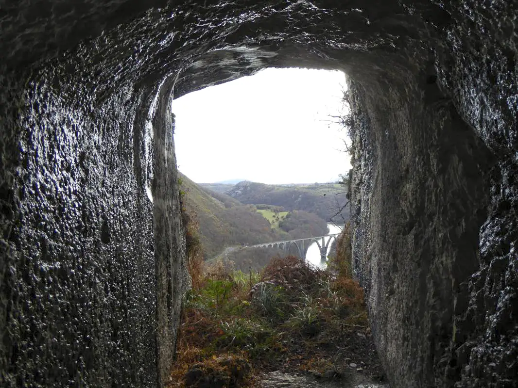 Ligne Maginot - FORT DE L'ECLUSE - (Position d'artillerie préparée) - La Batterie n°12
Embrasure vers le plateau de Leaz