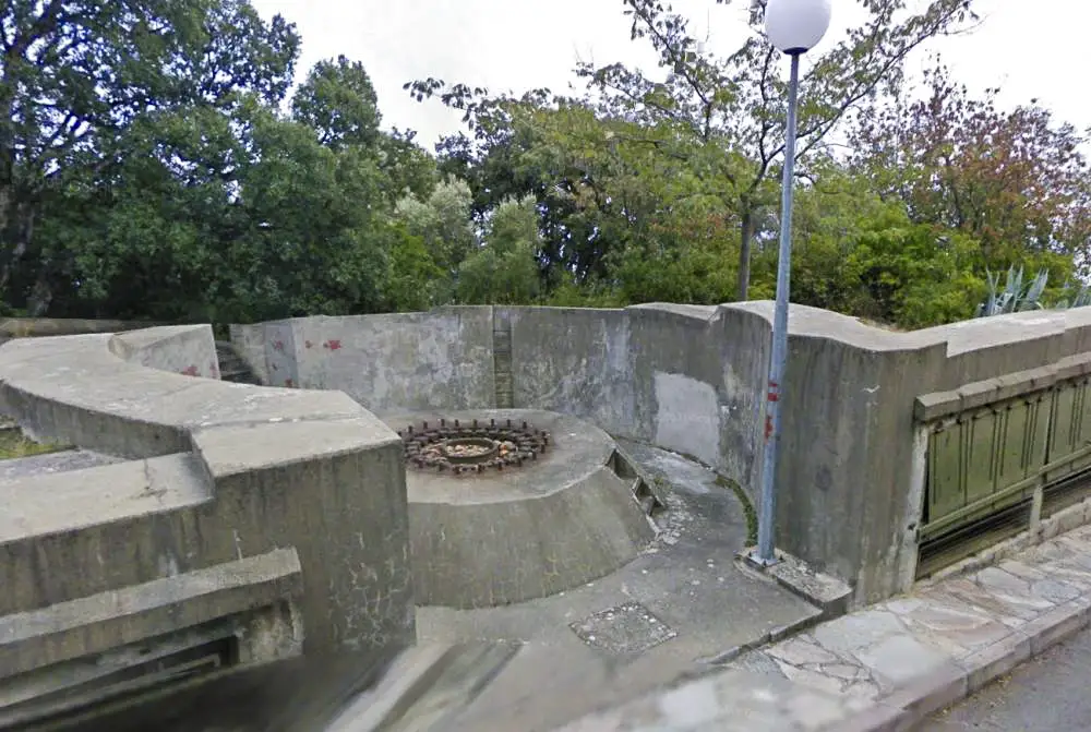 Ligne Maginot - TOGA (Batterie côtière) (Position d'artillerie préparée) - Photo de la cuve 1, seule survivante de l'urbanisation