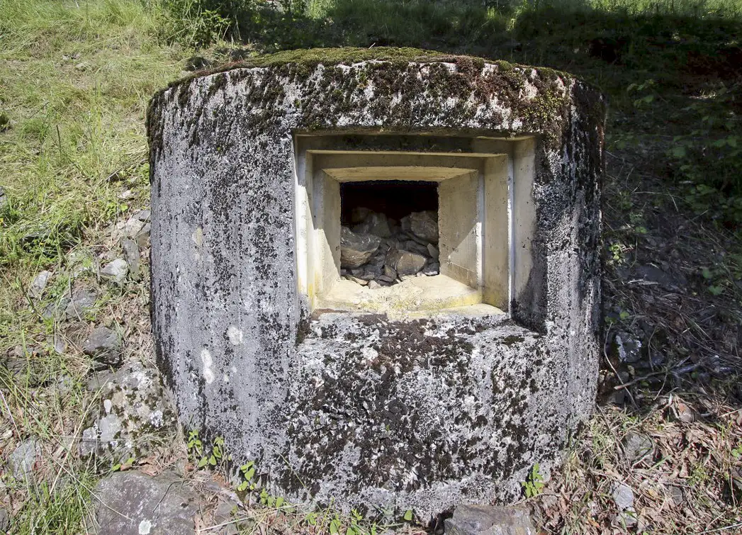 Ligne Maginot - SA-20 - LES FRASSES OUEST - (Blockhaus pour arme infanterie) - Créneau principal, vers l'est
