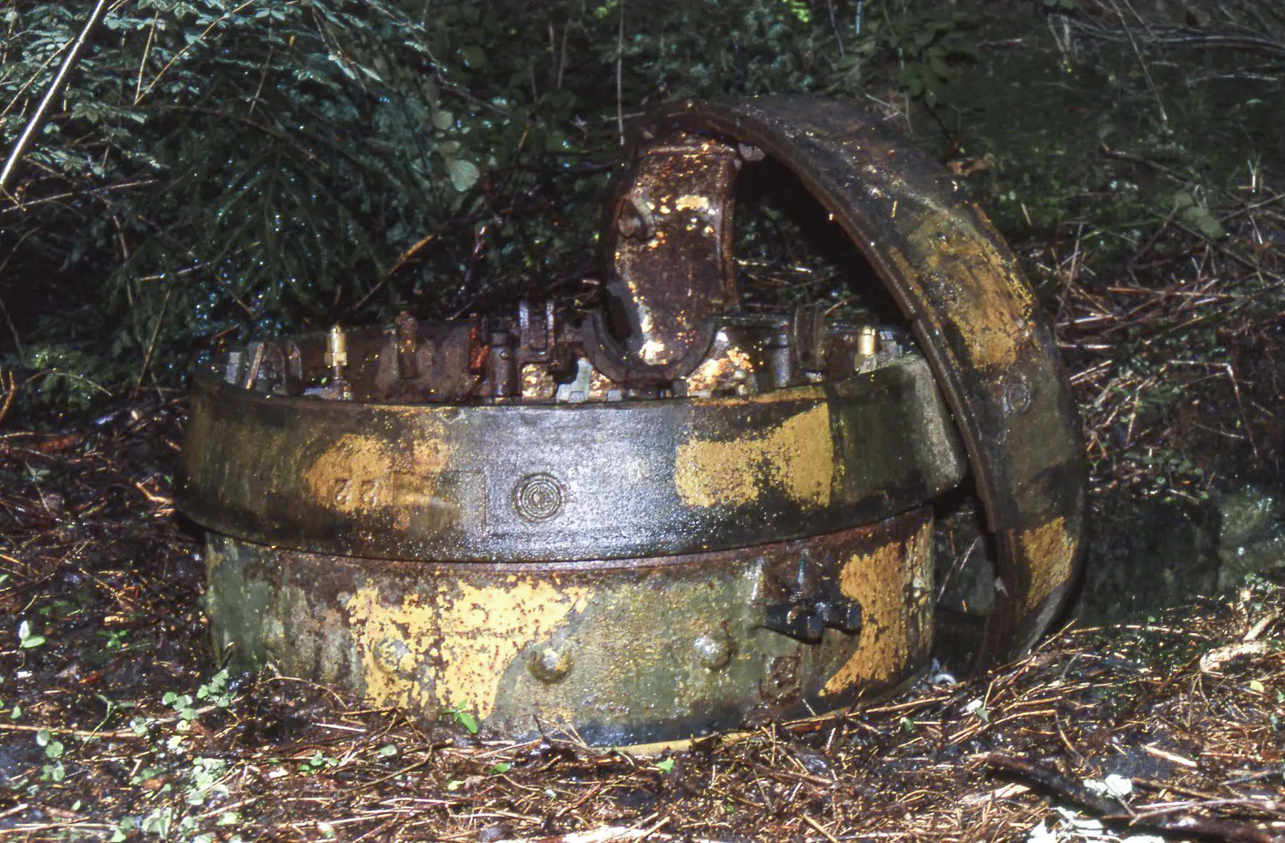 Ligne Maginot - LONGEFOY (TD N° 557) - (Cuve pour arme d'infanterie) - Beau reste de camouflage encore visible en 1992 sur la TD n° 557