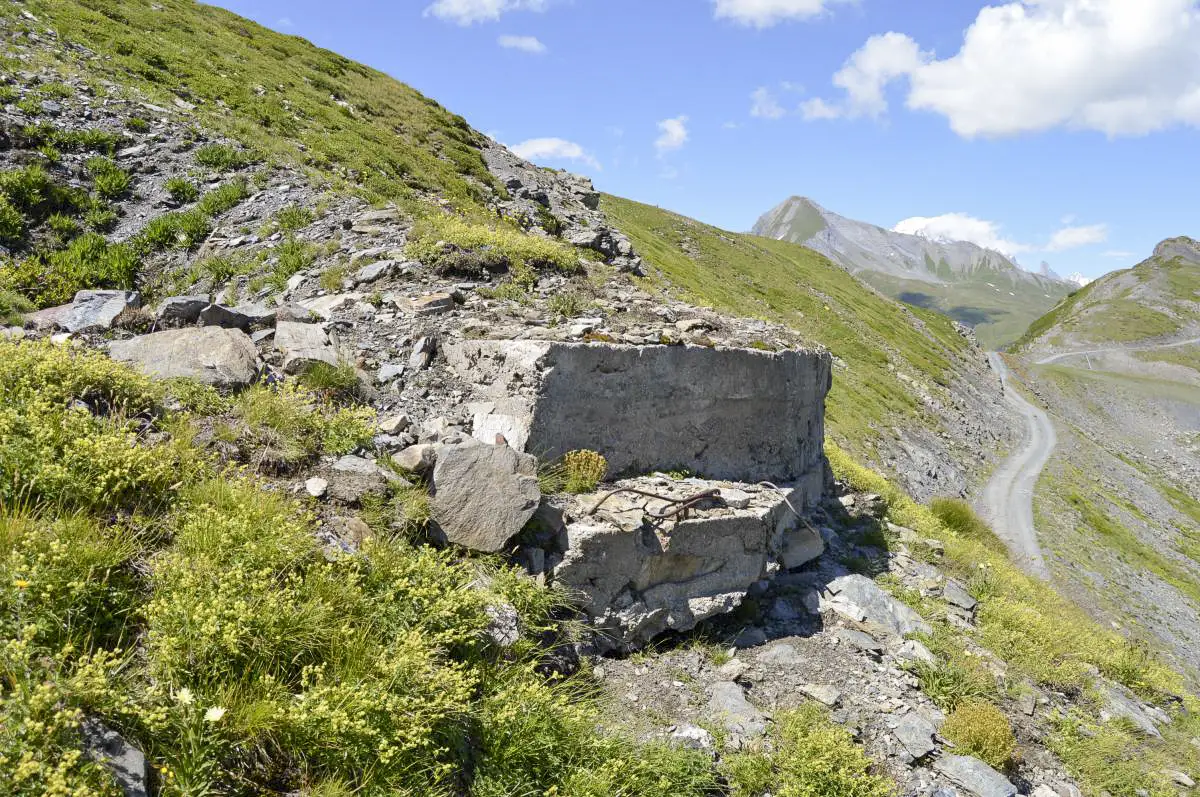 Ligne Maginot - ROC NOIR EST 2 - (Blockhaus pour arme infanterie) - À droite le Col des Embrasures