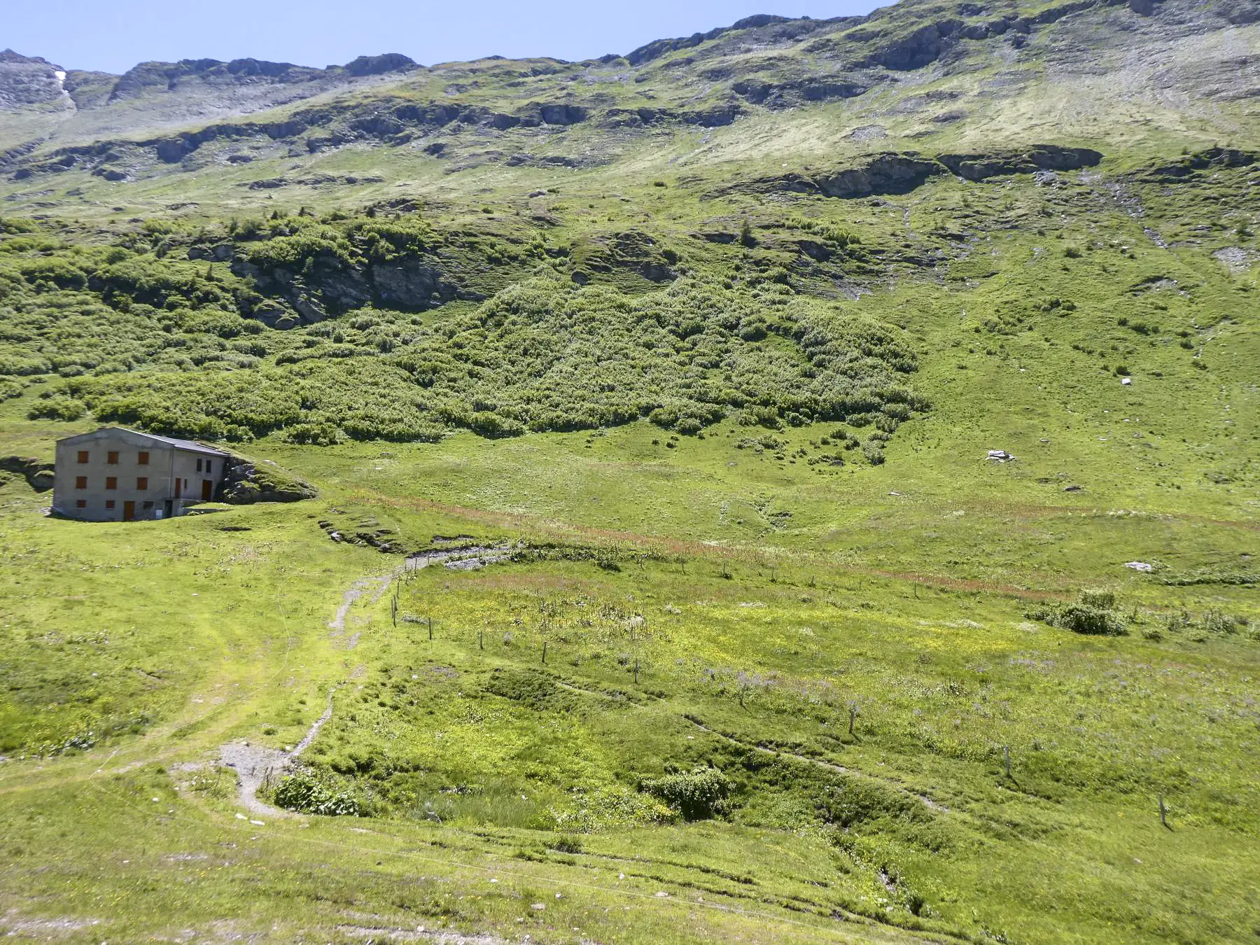 Ligne Maginot - CHALET ODETTE - (Divers) - Le barrage antichar barrait le champs à droite du chalet