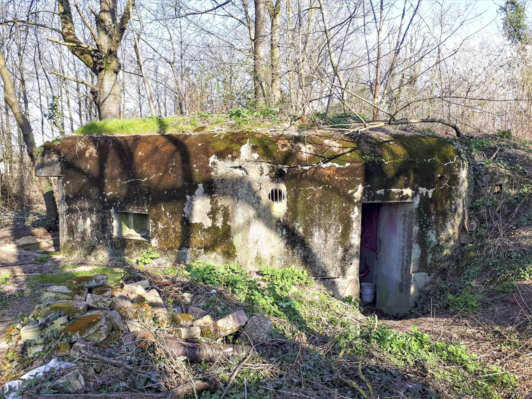 Ligne Maginot - I6 - (Blockhaus pour arme infanterie) - Créneau de défense rapprochée et entrée