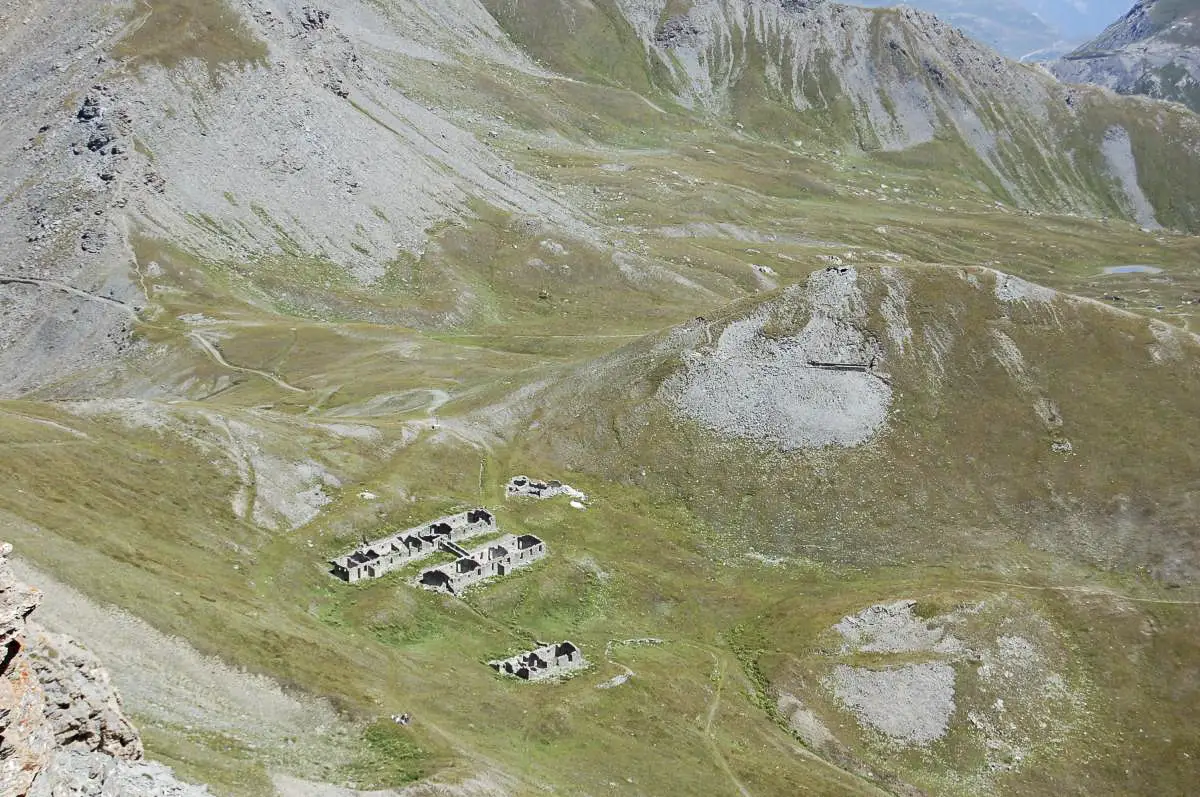 Ligne Maginot - SOLLIERES - Vue de Mont Froid ouest - à droite l'observatoire et l'abri, à gauche le Col de Sollières (2639 m)