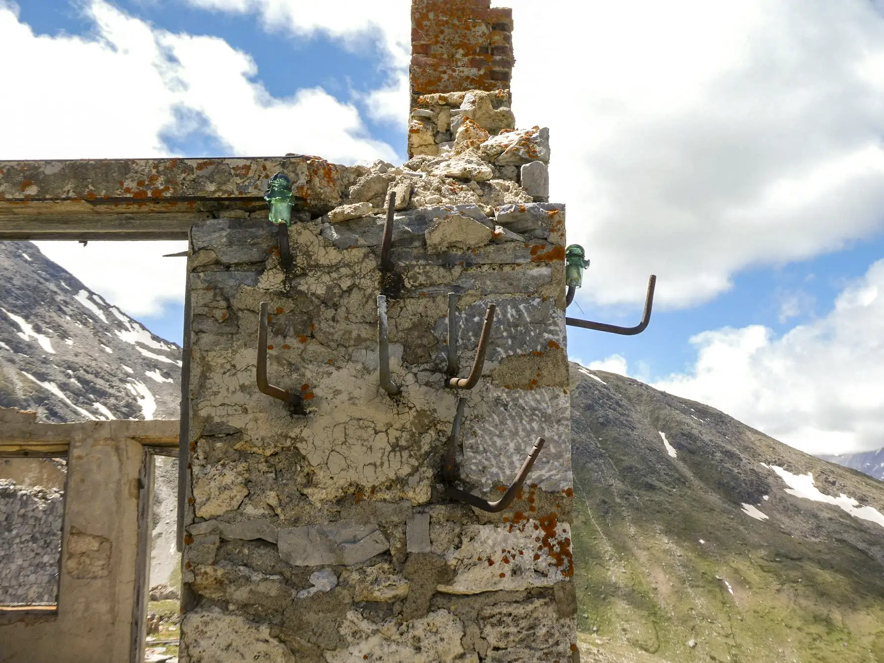 Ligne Maginot - TURRA (POSTE DE LA) - (Casernement) - Arrivée des câbles téléphoniques sur le bâtiment du central