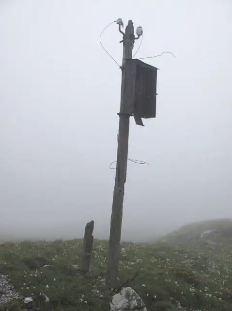 Ligne Maginot - BRAS de la Roue - Le poteau téléphonique avec en partie haute le Boitier de Raccordement Aéro Souterrain