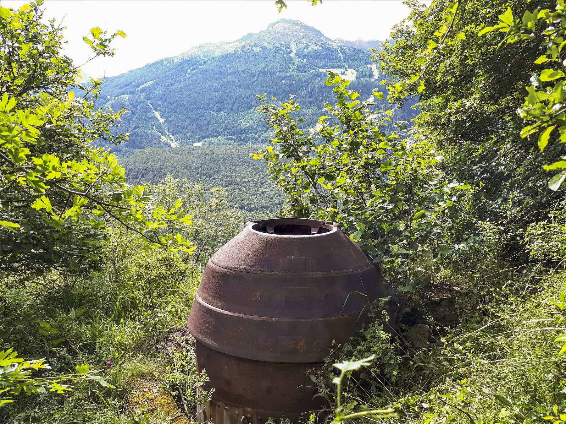 Ligne Maginot - AMODON (TD N° 598) - (Cuve pour arme d'infanterie) - La tourelle démontable et en face le sommet de la Norma