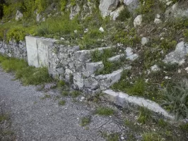 Ligne Maginot - BARBONNET - (Barrage de Route) - Le barrage se situait au niveau de l'escalier.
Marquage en bas du deuxième escalier.