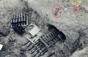 Ligne Maginot - Munition pour mortier de 60 mm FA mle 1935 (60 FA 35) - Position de mortier de 60 mm Mle 1935 abandonnée en juin 1940
On note les calages de 2 caisses de 30 projectiles et que l’équipe était armée de mousquetons de 8MM Mle 1916.
