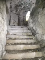 Ligne Maginot - REPLATON REDOUTE - (Blockhaus pour arme infanterie) - La Redoute du Replaton
Le magasin sous roc. 
Noter le plan en faïence à la chicane de l'escalier, permettant l'éclairage naturel du magasin par réflexion de la lumière solaire. Une autre surface en faience lui fait face en bas de la 1e descente.